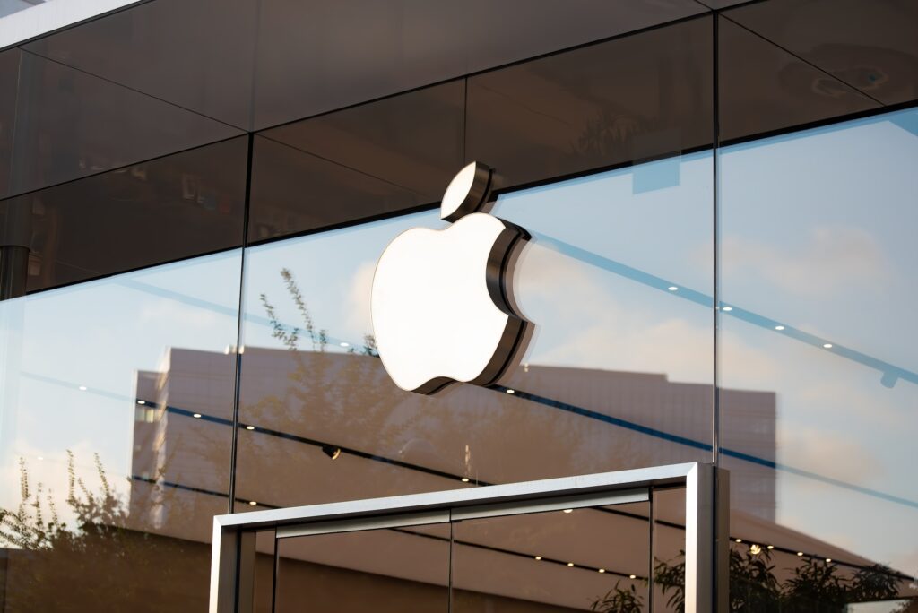 logo Apple na szybie