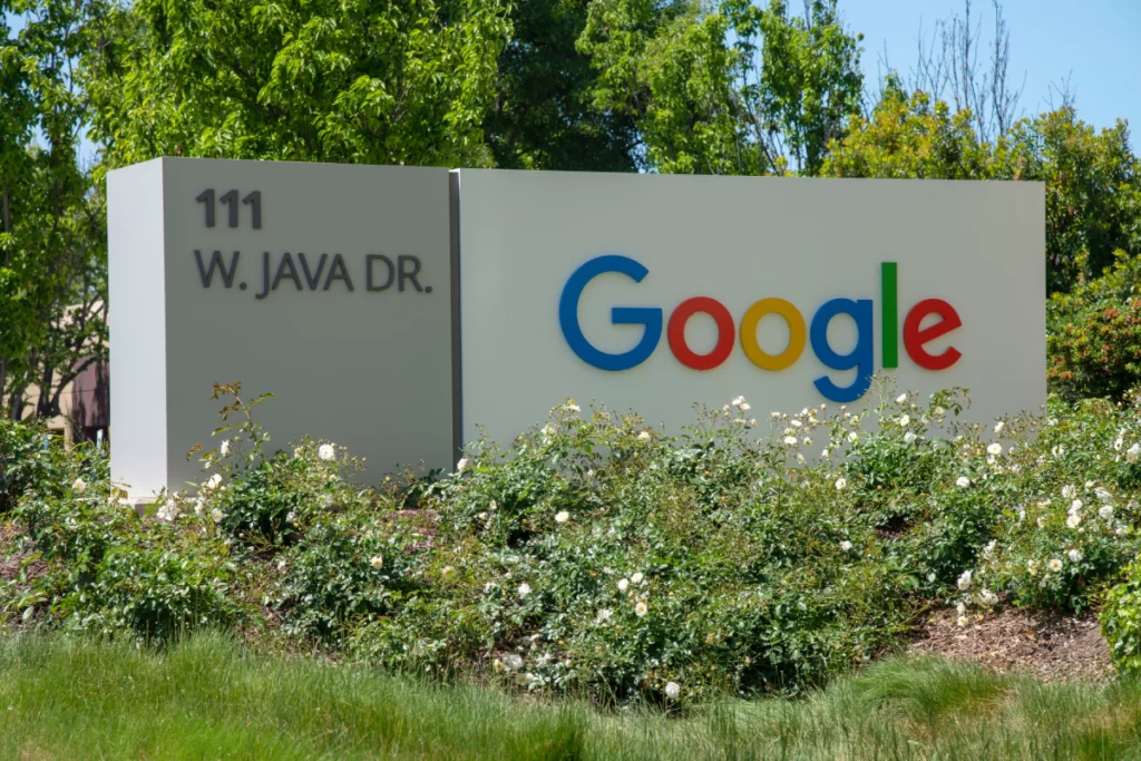 logo Google na znaku w siedzibie koncernu
