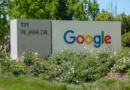 logo Google na znaku w siedzibie koncernu