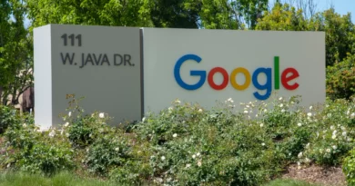 logo Google na znaku w siedzibie koncernu