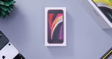 smartfon iPhone SE w kartoniku na blacie