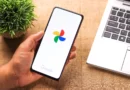 Google Zdjęcia z nowymi funkcjami AI które poprawią jakość zdjęć i wideo logo Zdjęć Google wyświetlane na ekranie smartfona