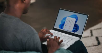 czarnoskóry mężczyzna korzystający z laptopa z Windows 11