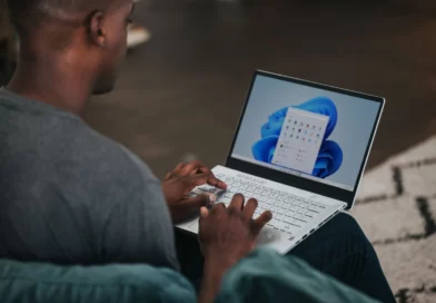 czarnoskóry mężczyzna korzystający z laptopa z Windows 11