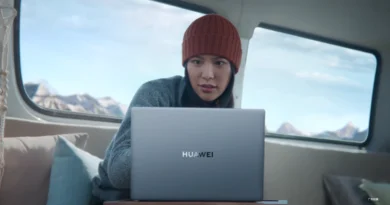 kobieta korzystająca z laptopa Huawei
