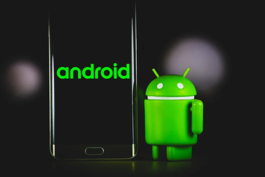 symbol Androida obok smartfona