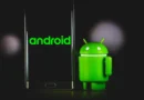 symbol Androida obok smartfona