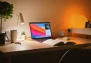 Apple da potężnego kopa komputerom Mac! System macOS 27 Golden Gate przyspiesza nawet starsze modele! macbook na biurku