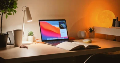 macbook na biurku