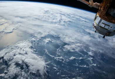 satelita unoszący się na orbicie