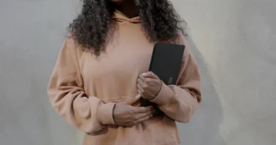kobieta trzymająca laptopa Surface z Windows