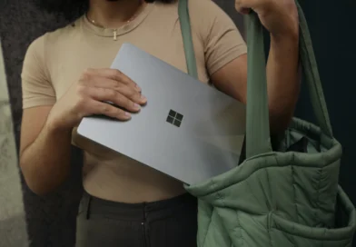 kobieta korzystająca z Surface