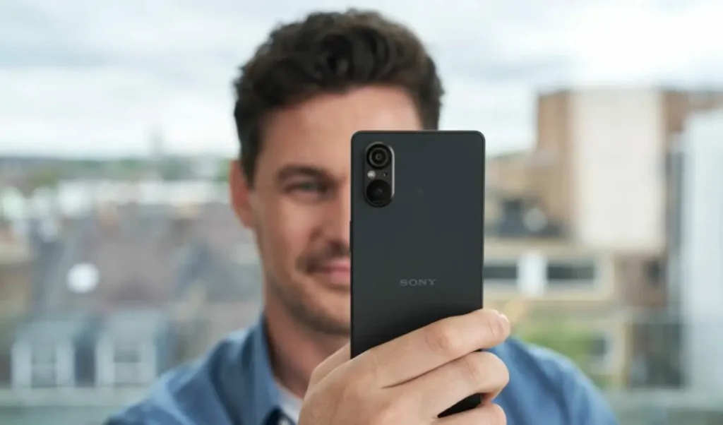 mężczyzna korzystający ze smartfonu Sony Xperia 5