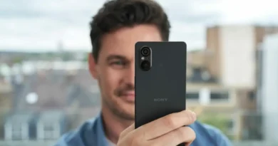 mężczyzna korzystający ze smartfonu Sony Xperia 5