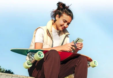 kobieta korzystająca z telefonu Samsung