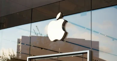logo Apple na szybie