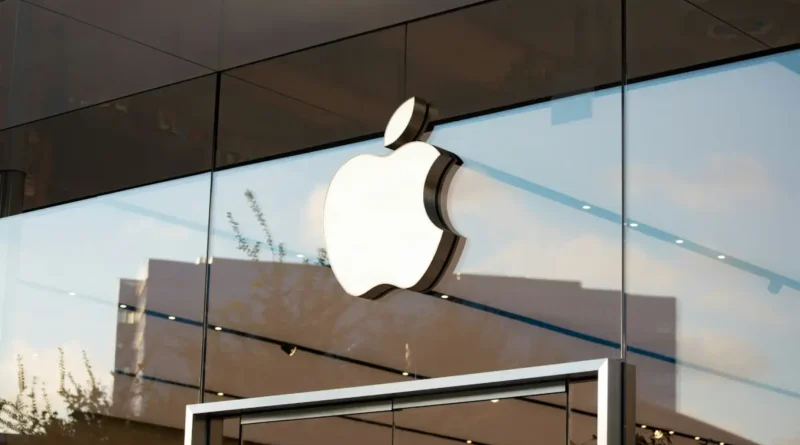 logo Apple na szybie