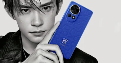 mężczyzna korzystający ze smartfonu Huawei Nova
