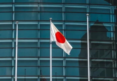 flaga Japonii na tle budynku