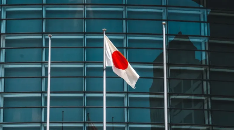 flaga Japonii na tle budynku