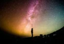 osoba wpatrująca się w nocne niebo