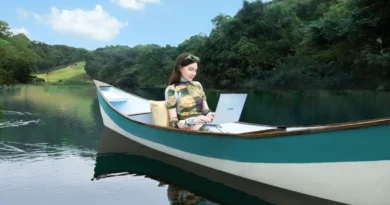 kobieta korzystająca z laptopa Huawei na łódce