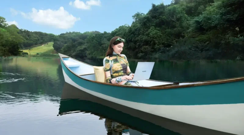 kobieta korzystająca z laptopa Huawei na łódce