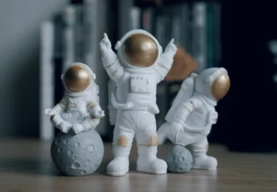 figurki kosmonautów w kombinezonach