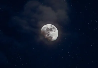 księżyc na nocnym niebie