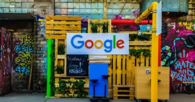 logo Google na kreatywnym tle