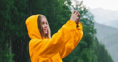 kobieta korzystająca ze smartfona Samsung