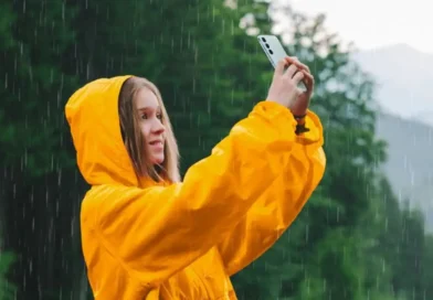 kobieta korzystająca ze smartfona Samsung