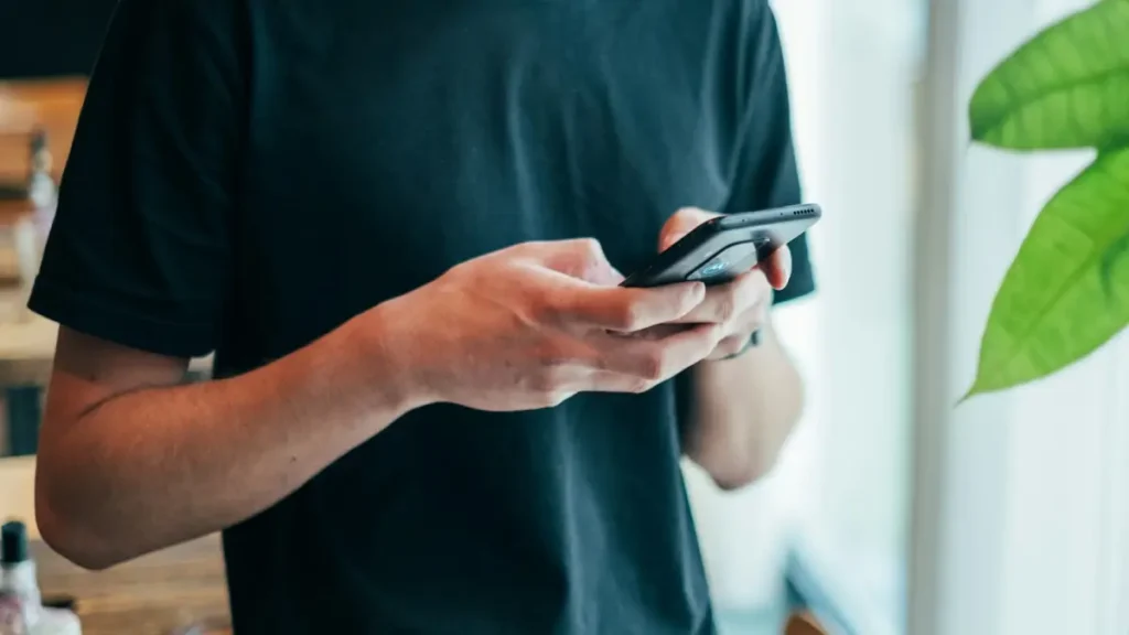 mężczyzna korzystający ze smartfonu z Androidem