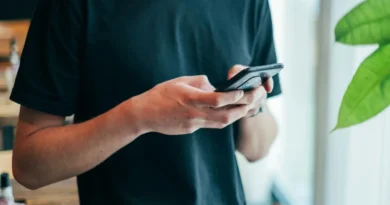 mężczyzna korzystający ze smartfonu z Androidem