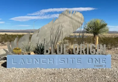 logo Blue Origin na pustyni
