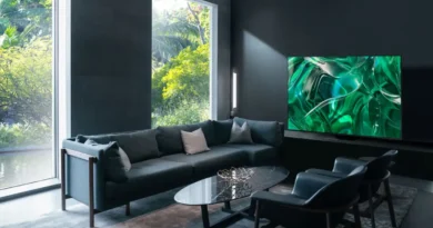 telewizor Samsung OLED S95C umieszczony w salonie
