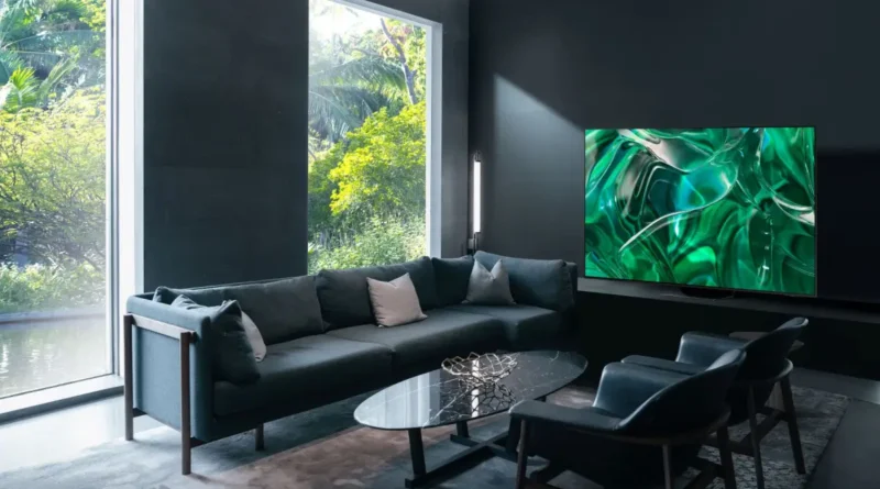 telewizor Samsung OLED S95C umieszczony w salonie