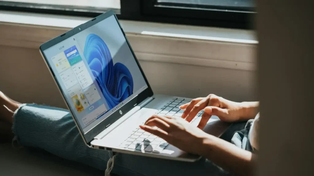 osoba korzystająca z laptopa