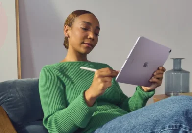 kobieta korzystająca z iPada Air