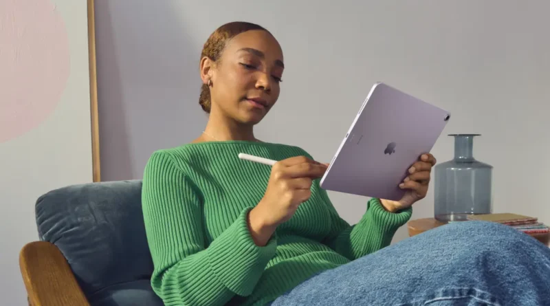 kobieta korzystająca z iPada Air