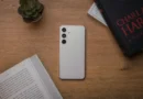 smartfon Samsung Galaxy S24 ułożony na stole