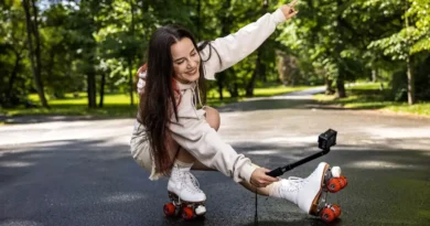 kobieta korzystająca z kamery sportowej