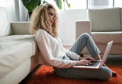 kobieta korzystająca z laptopa