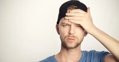 mężczyzna z bólem głowy