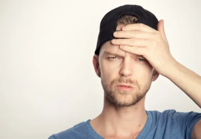 mężczyzna z bólem głowy