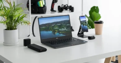 laptop Dell na biurku