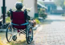 schorowana kobieta na wózku inwalidzkim