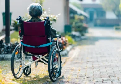 schorowana kobieta na wózku inwalidzkim