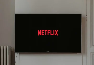 telewizor z uruchomioną aplikacją Netflix