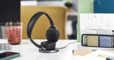 słuchawki Jabra Evolve na ładowarce indukcyjnej